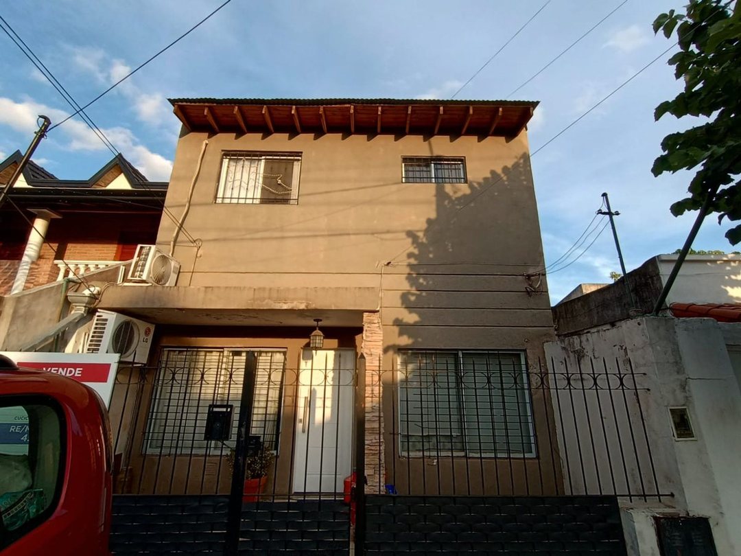 VENTA PH TIPO CASA 4 AMBIENTES CASTELAR JARDIN