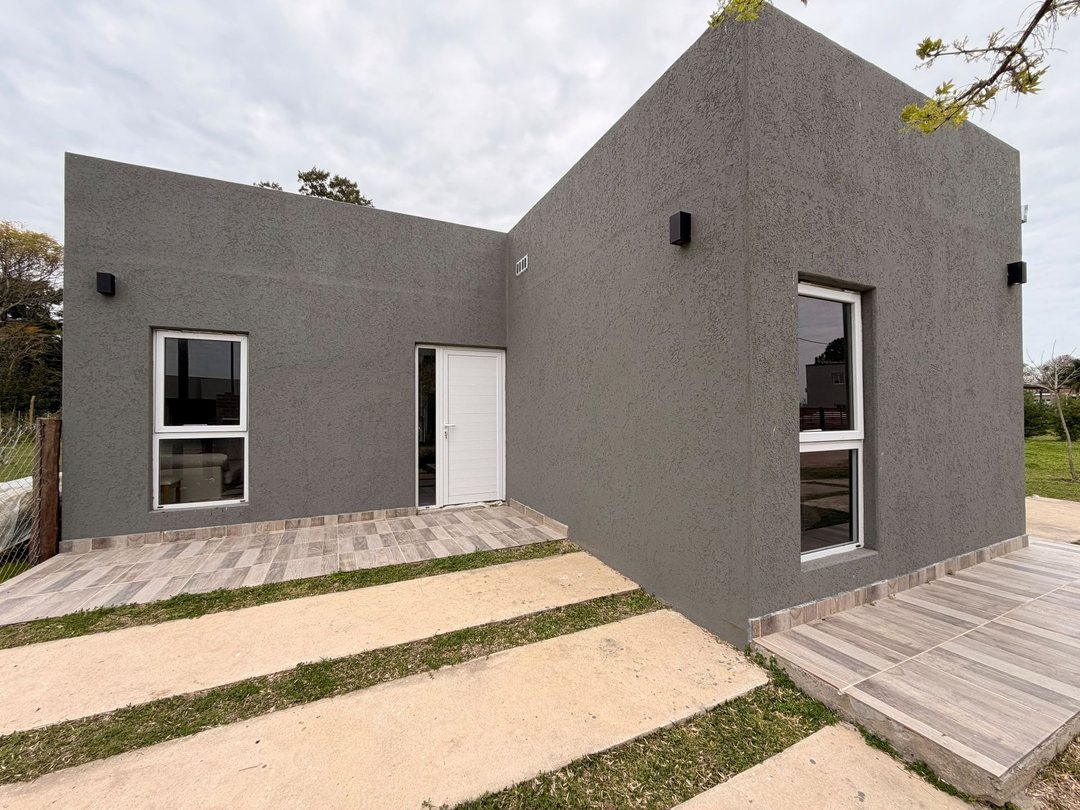 VENTA - CASA 2 DORM. EN B° LA HUEYA, CAIMA