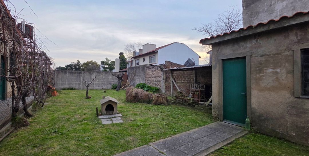 LOTE CON GARAGE CERRADO Y CASA VENTA CLAYPOLE