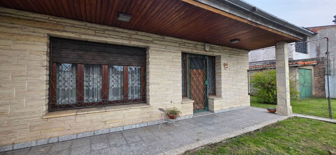 CASA 5 AMBIENTES VENTA CLAYPOLE CON FONDO VERDE