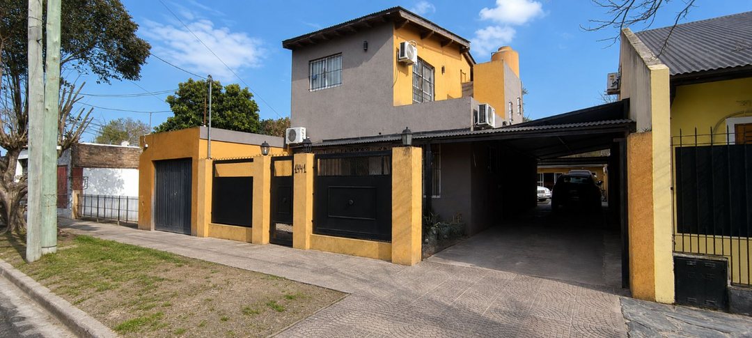 Casa 5 Amb. con Pileta y Quincho en Moreno