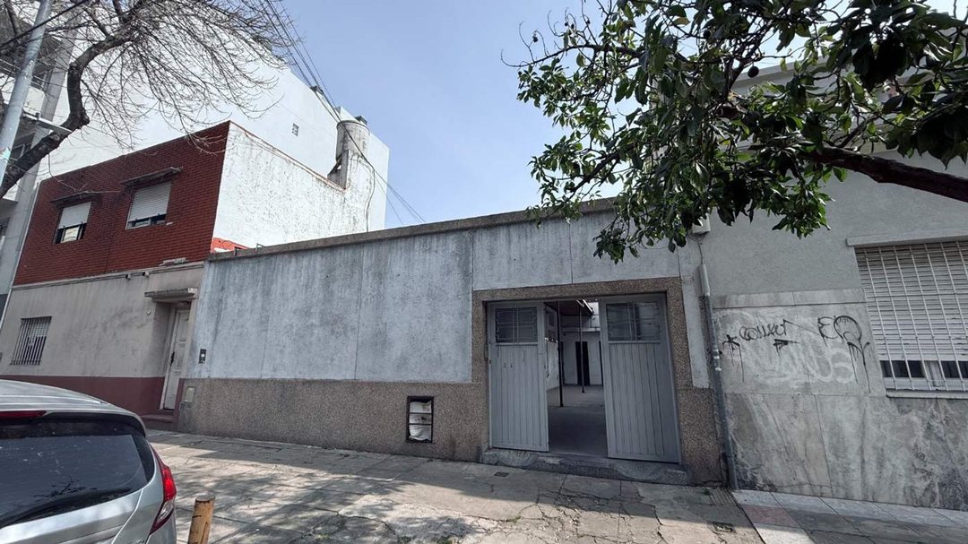 Galpón con baños y oficina villa crespo