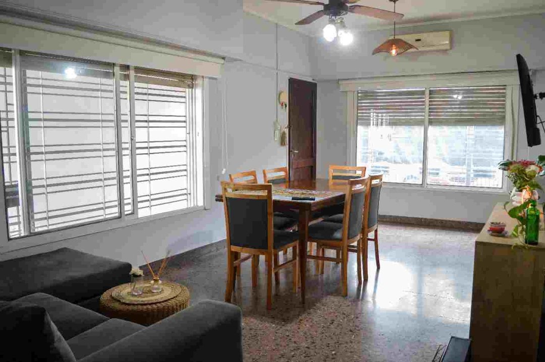 CASA EN VENTA EN  BANFIELD 7 AMBIENTES CON PARQUE