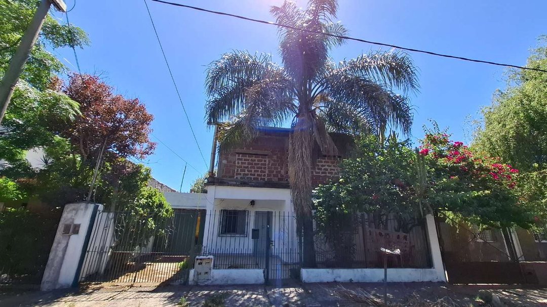 CASA 3 AMBIENTES VENTA BURZACO COCHERA Y PATIO