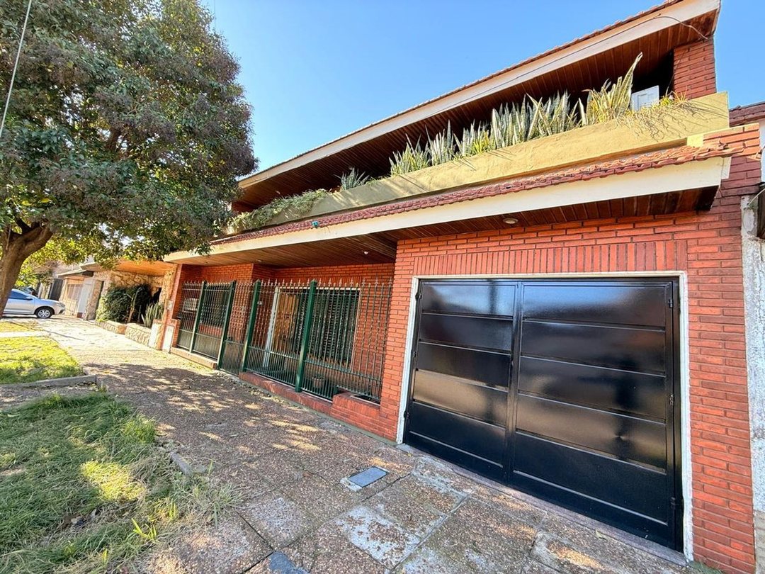 CASA EN VENTA 4 DORMITORIOS EN LOMAS DE ZAMORA