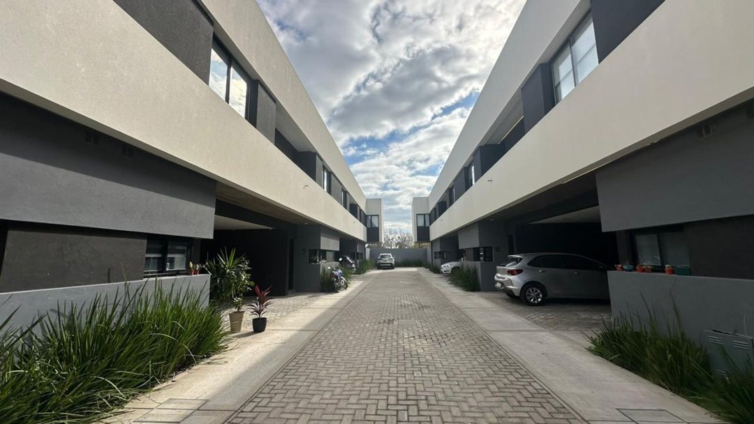 CASA TIPO DUPLEX EN VENTA LA PLATA 2 DORMITORIOS