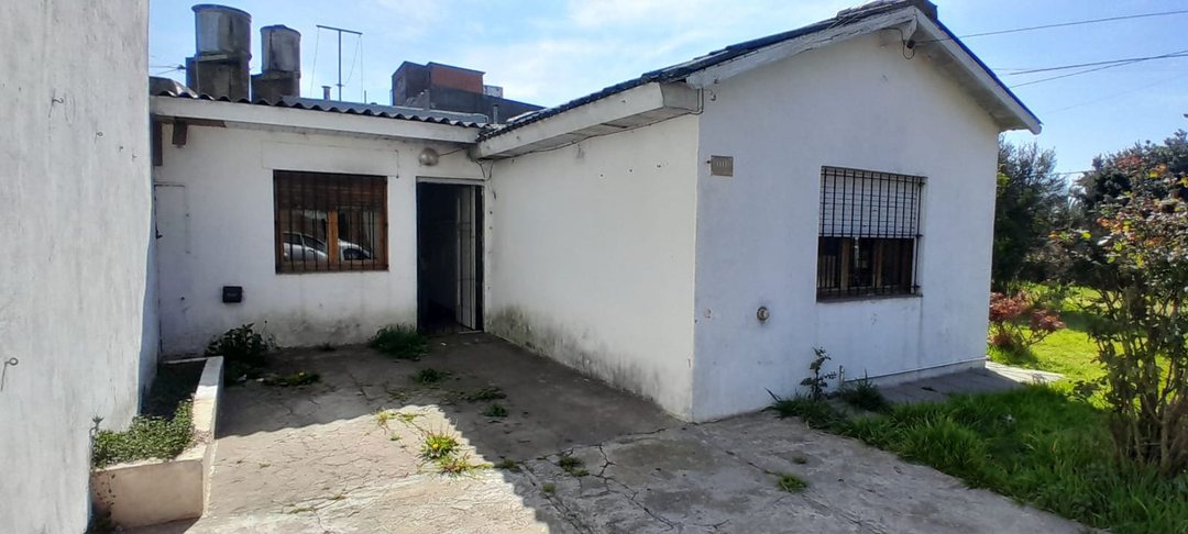 VENTA CASA 3 AMB. A REFACCIONAR C/GRAN PARQUE