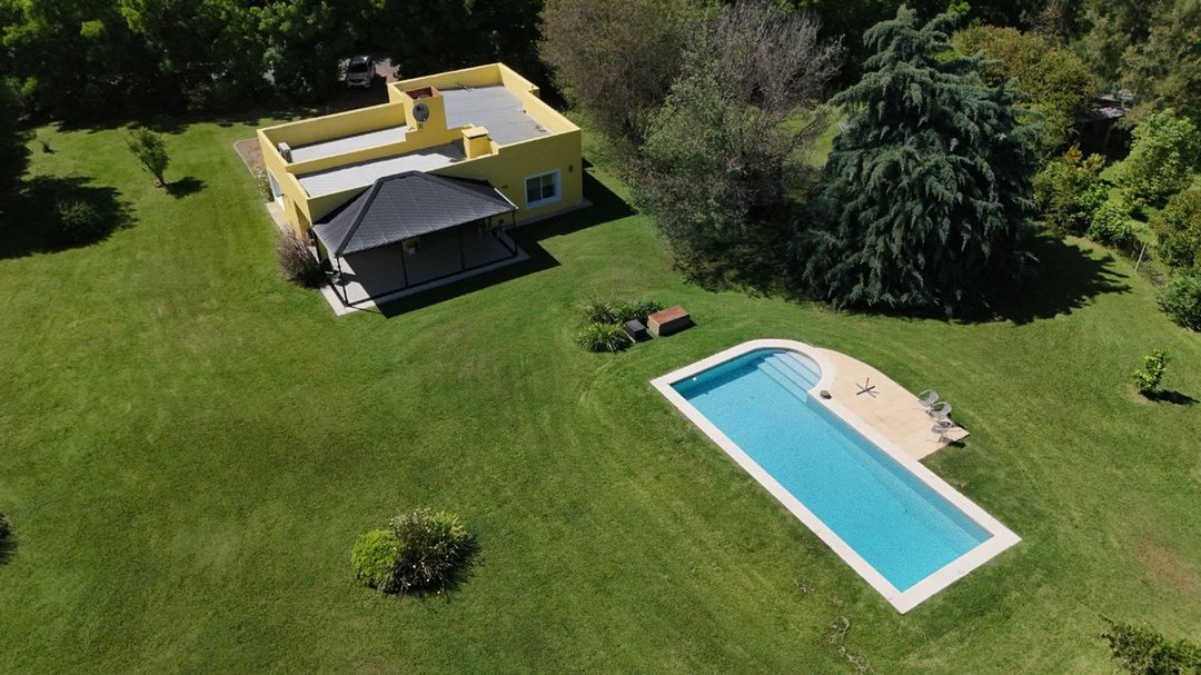 VENTA CASA de 145m2 con PARQUE de 3105m2  y PILETA
