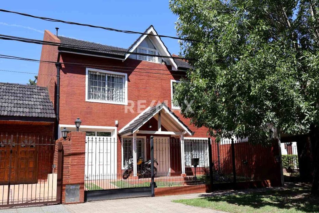 VENTA ESPECTACULAR CASA 5 AMB C/PILETA CASTELAR