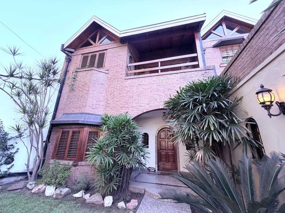 Casa de 6 Amb en Venta Lomas de Zamora con pileta