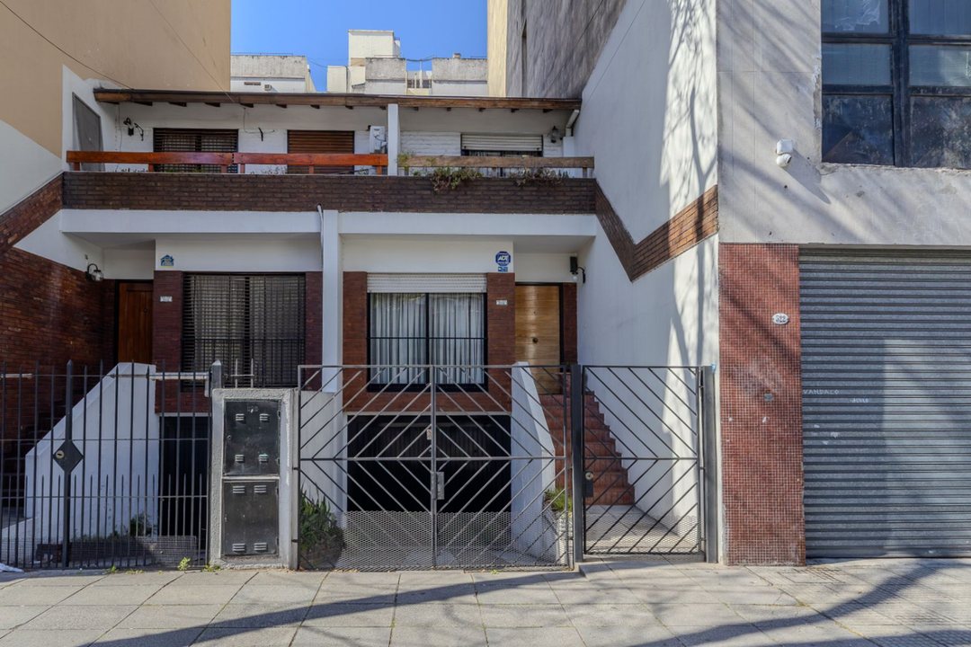 CASA TIPO DUPLEX 4 AMB C/JARDIN +COCHERA