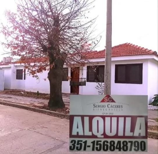 Alquilo casa de 2 dormitorios barrio los Robles muy amplia y luminosa