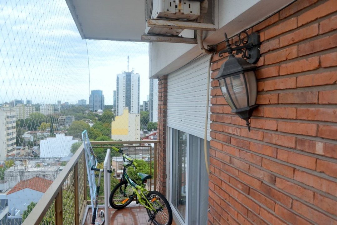 Piso alto de vista abierta 2 amb y balcon corrido