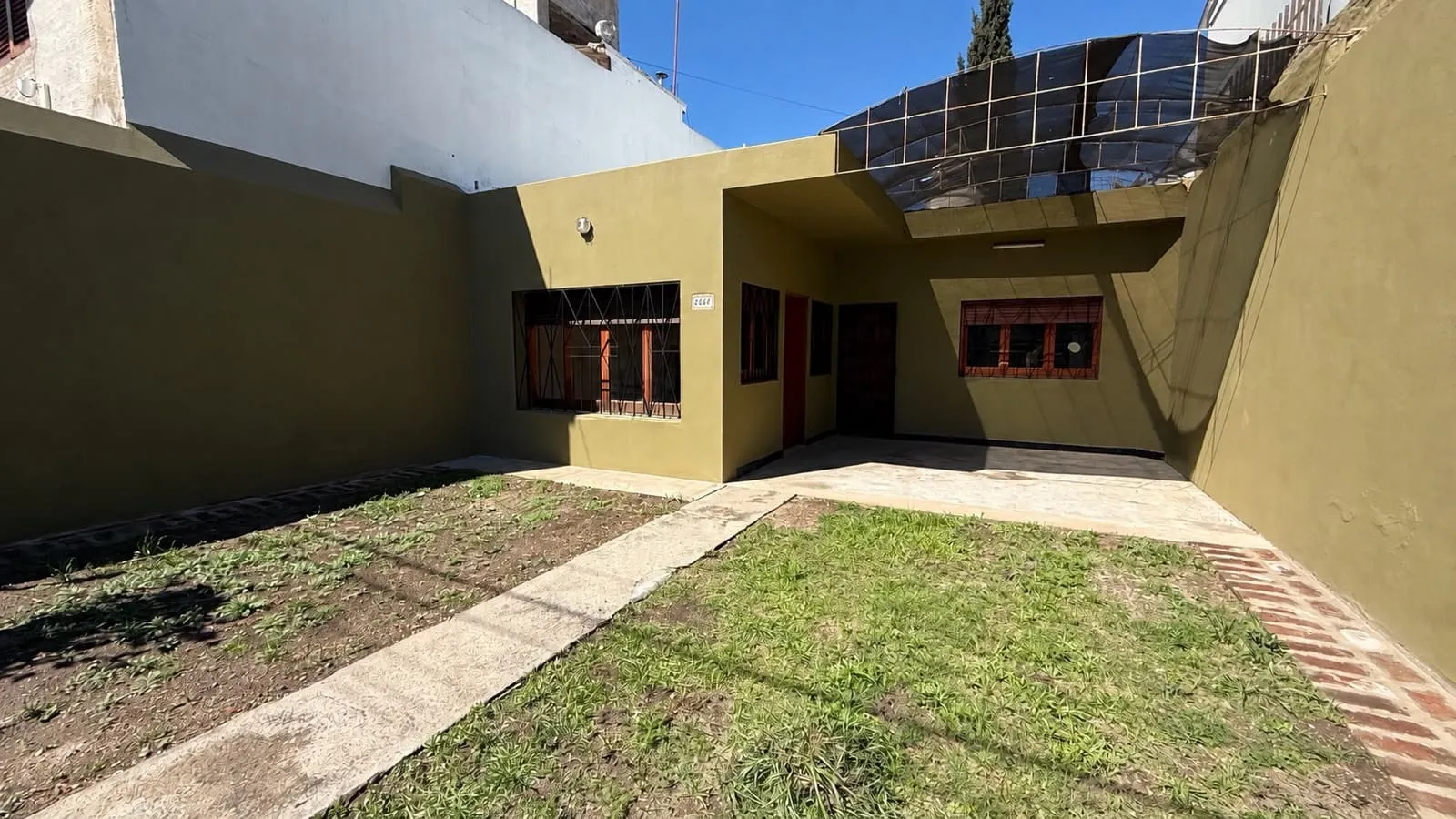 CASA 2 DORM EN ALQUILER EN 25 DE MAYO CON COCHERA Y PATIO