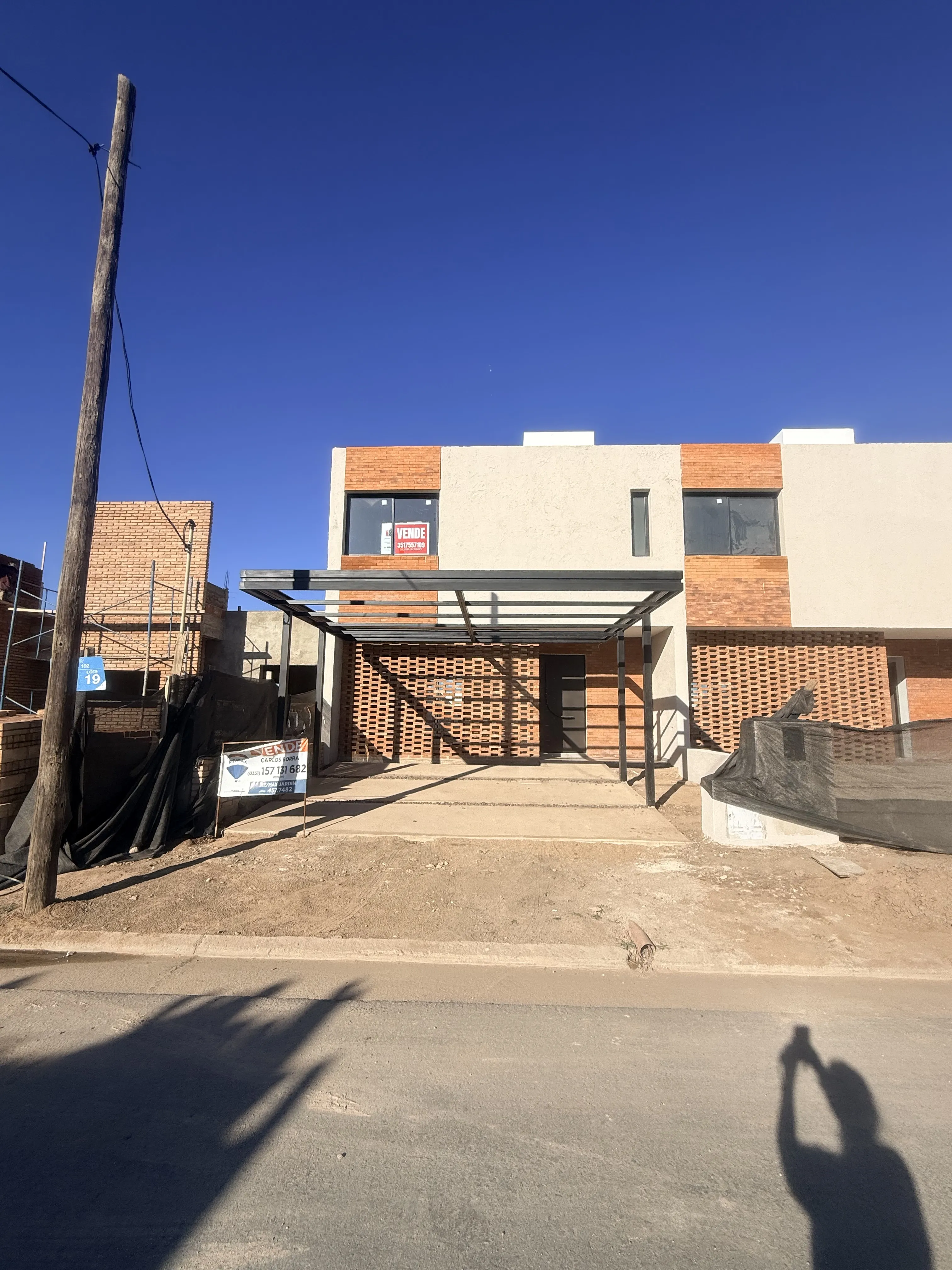 Maravilloso Dúplex a Estrenar en Pampas de Manantiales. 3 Dor. uno en suite. cochera para dos autos.