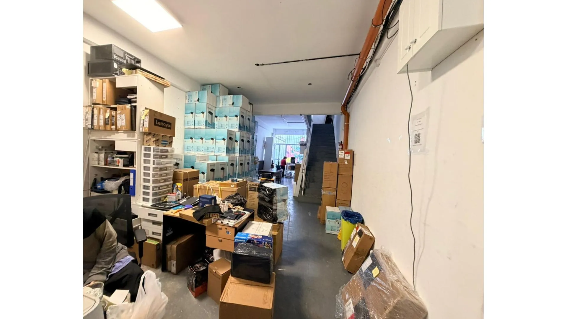 Muy buen local comercial en Velasco y Serrano