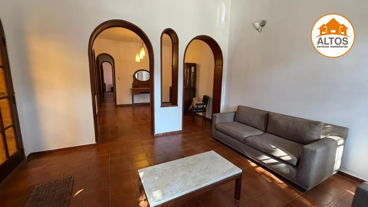ALQUILO CASA 2 DORM. COCHERA DOBLE. PATIO. AV PATRIA AL 54. Bº YAPEYU.