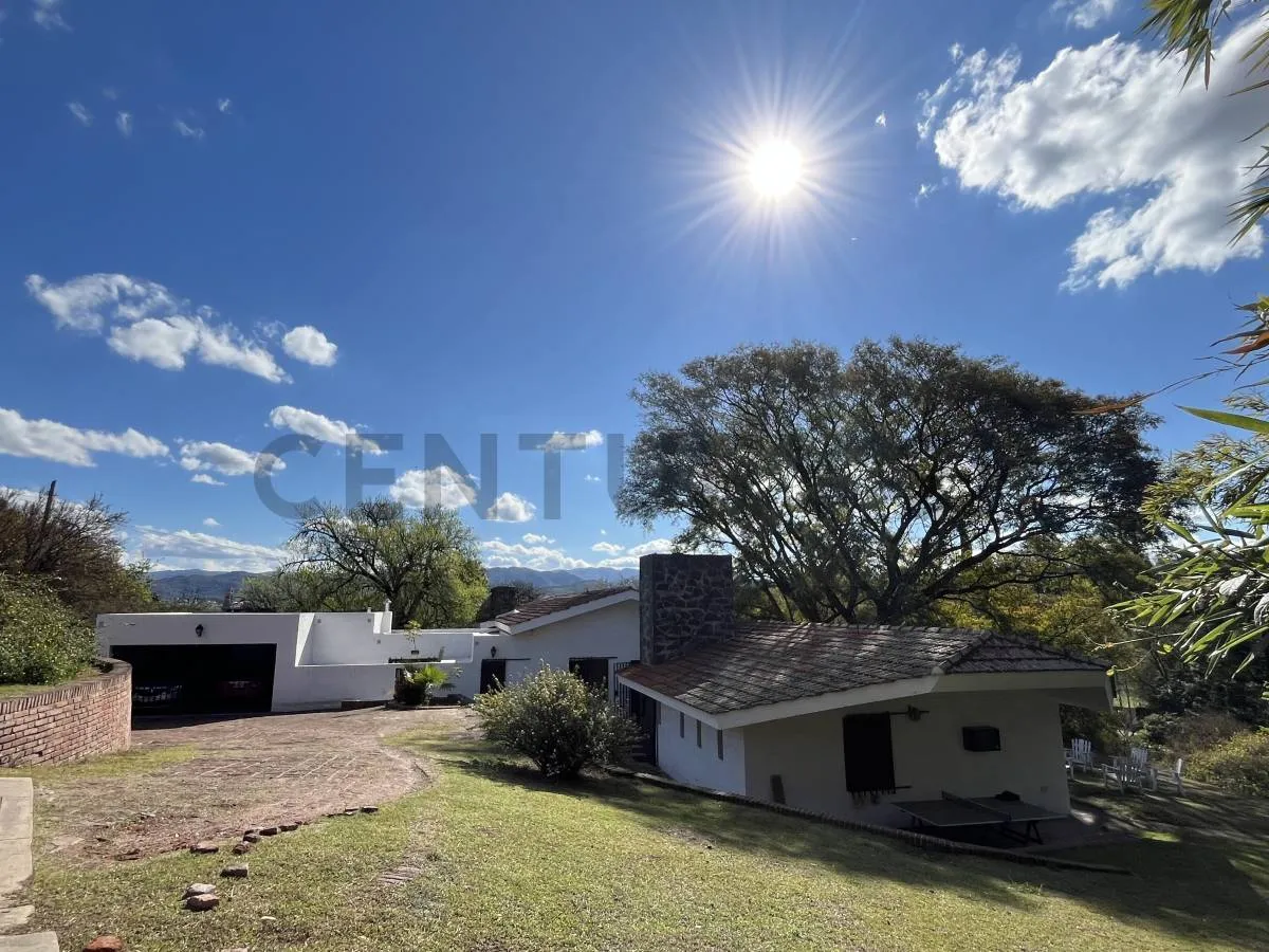 VENTA CHALET TRADICIONAL – 4 DORMITORIOS + OFICINA – B° LOMAS OESTE, VILLA ALLEN...