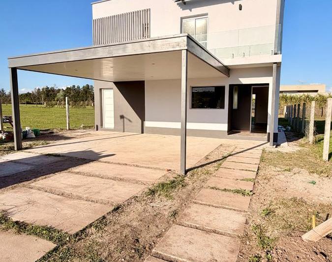 Casa · 410m² · 4 Ambientes · 2 Cocheras