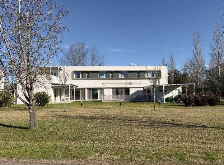 Casa · 400m² · 7 Ambientes · 4 Cocheras