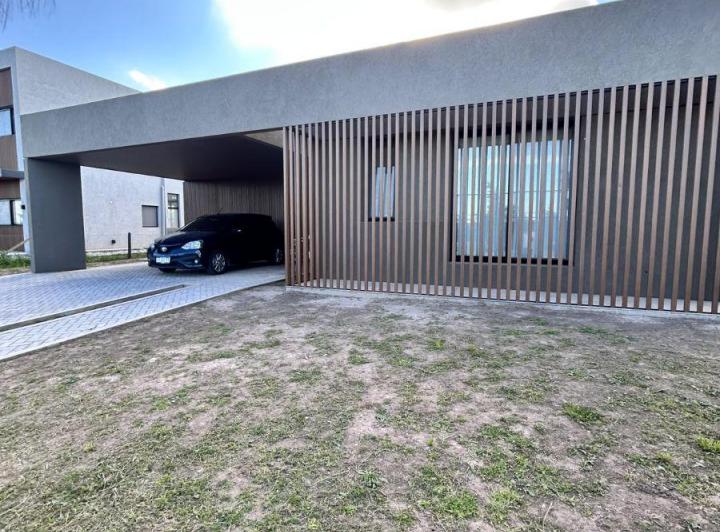 Casa · 170m² · 4 Ambientes · 2 Cocheras