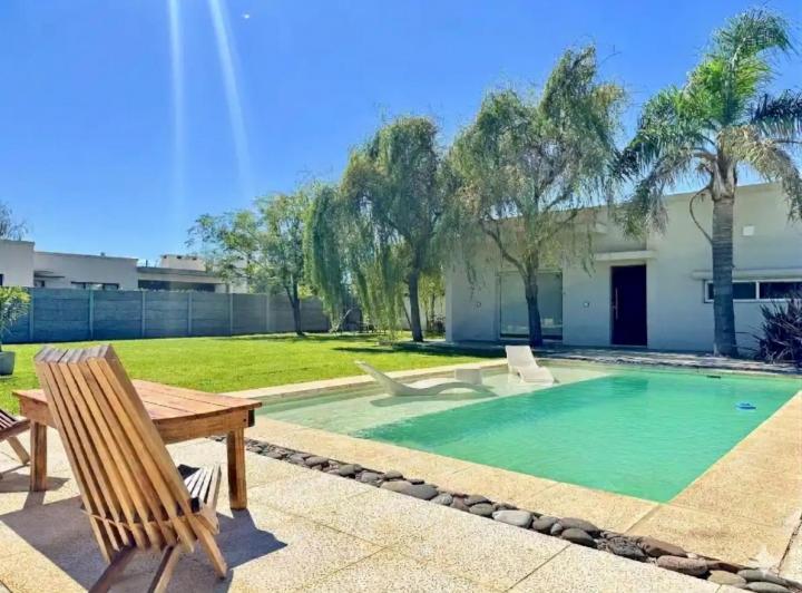Casa · 90m² · 3 Ambientes · 2 Cocheras