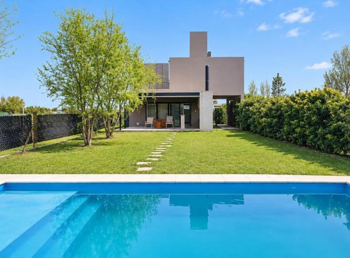 Casa · 383m² · 2 Dormitorios · 2 Cocheras