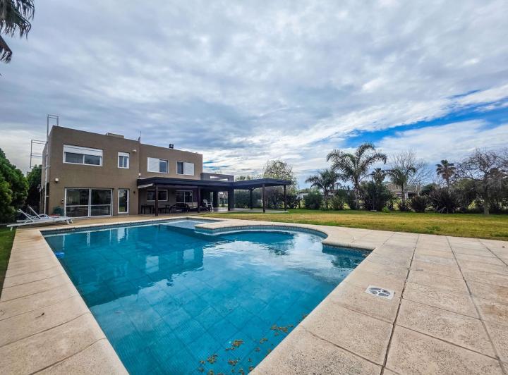 Casa · 240m² · 10 Ambientes · 2 Cocheras