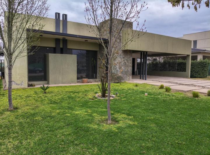 Casa · 297m² · 9 Ambientes · 6 Cocheras