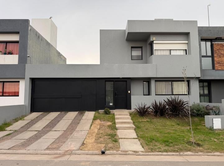 Casa · 146m² · 3 Dormitorios · 2 Cocheras