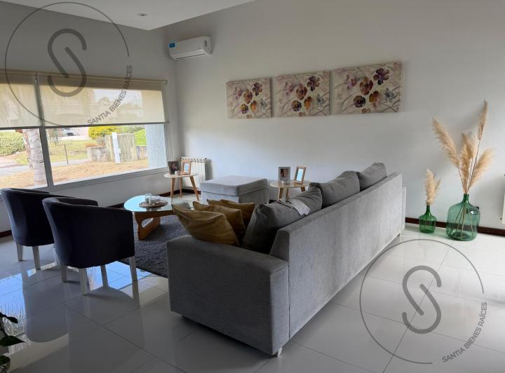 Casa · 369m² · 4 Dormitorios · 2 Cocheras