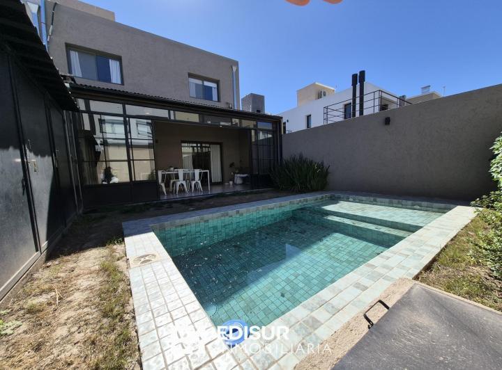 Casa · 140m² · 6 Ambientes · 1 Cochera