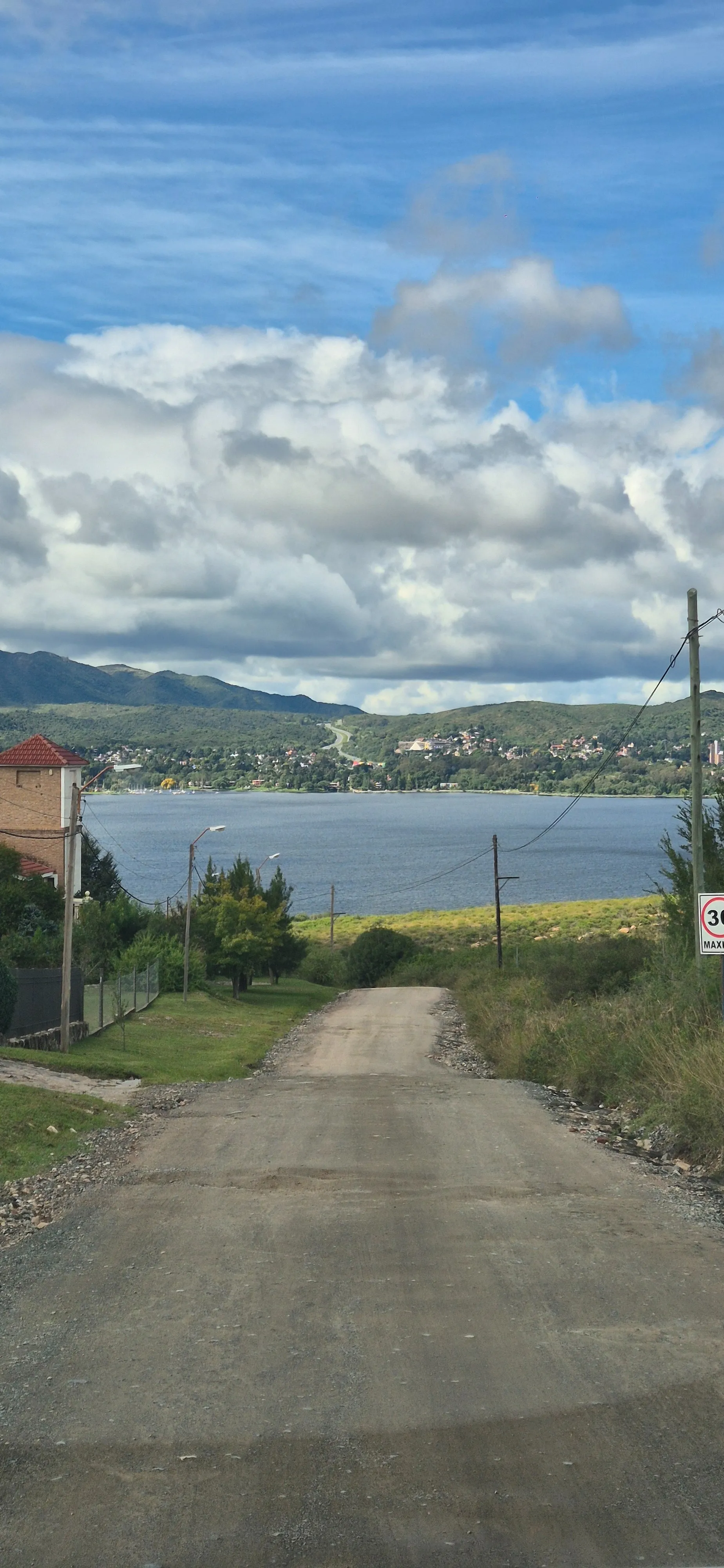 VENDE CASA - VILLA CARLOS PAZ - LAGO AZUL - PILETA - SEGURIDAD!!!