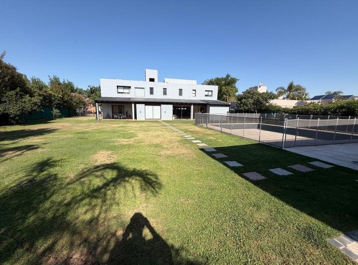 Casa · 380m² · 4 Ambientes · 2 Cocheras