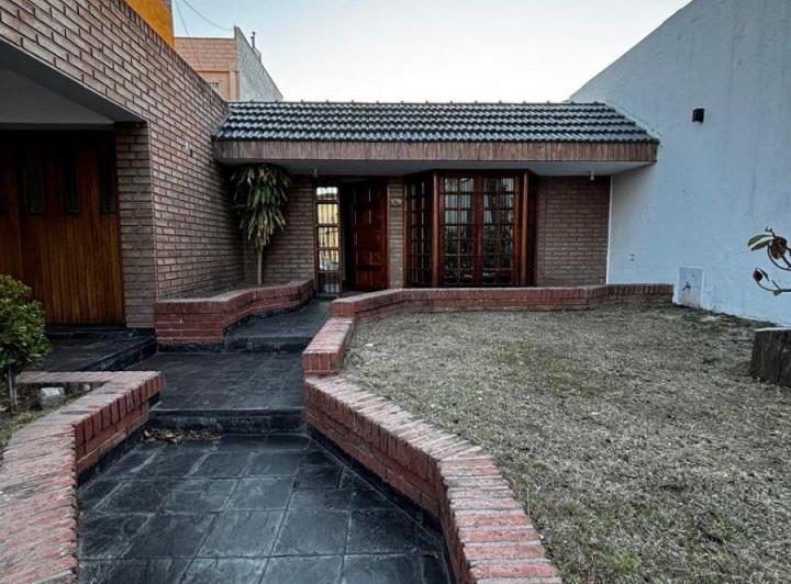 Casa · 200m² · 11 Ambientes · 2 Cocheras