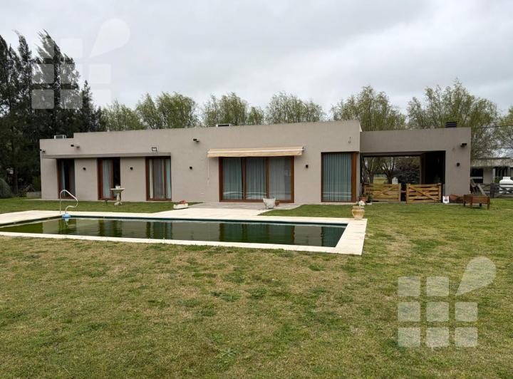 Casa · 2100m² · 4 Ambientes · 2 Cocheras
