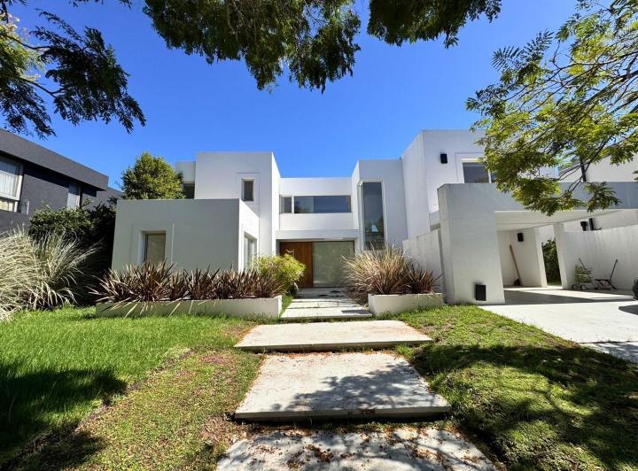 Casa · 400m² · 6 Ambientes · 2 Cocheras