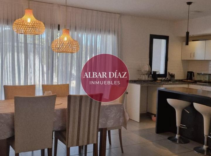 Casa · 180m² · 5 Ambientes · 2 Cocheras