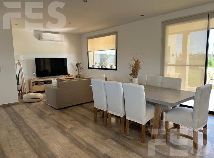 Casa · 160m² · 5 Ambientes · 4 Cocheras