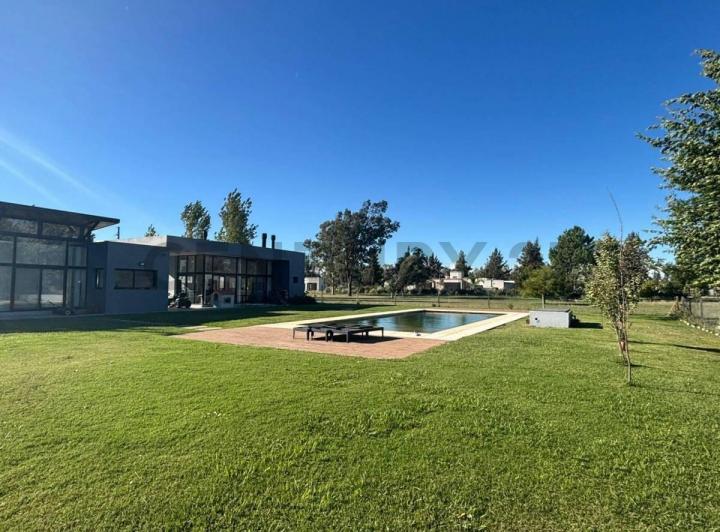Casa · 335m² · 5 Ambientes · 6 Cocheras