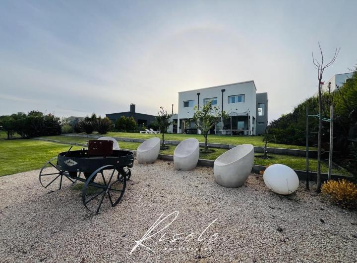 Casa · 202m² · 7 Ambientes · 3 Cocheras