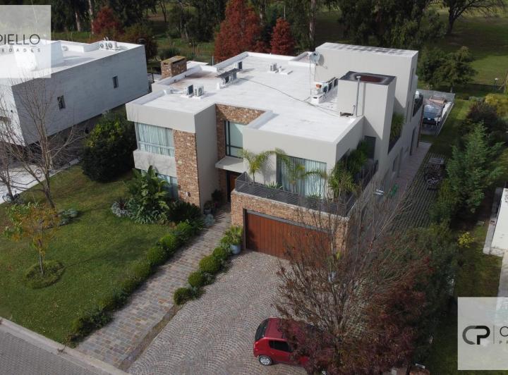Casa · 510m² · 8 Ambientes · 2 Cocheras