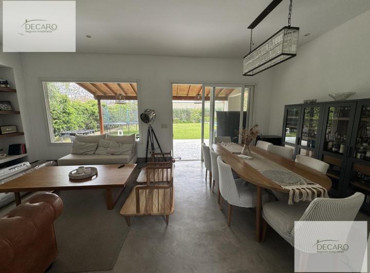 Casa · 220m² · 4 Ambientes · 2 Cocheras