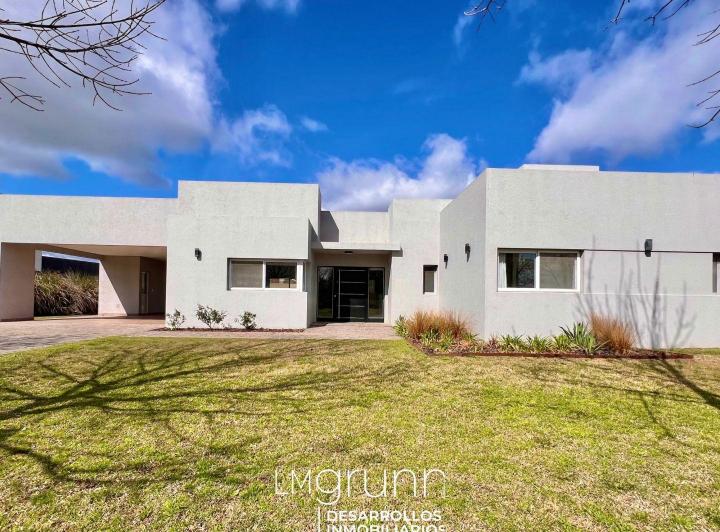 Casa · 200m² · 4 Ambientes · 4 Cocheras