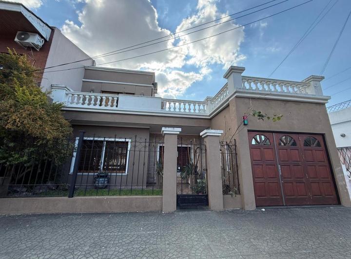 Casa · 225m² · 4 Ambientes · 2 Cocheras