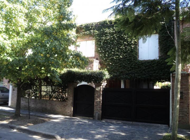 Casa · 220m² · 5 Ambientes · 2 Cocheras