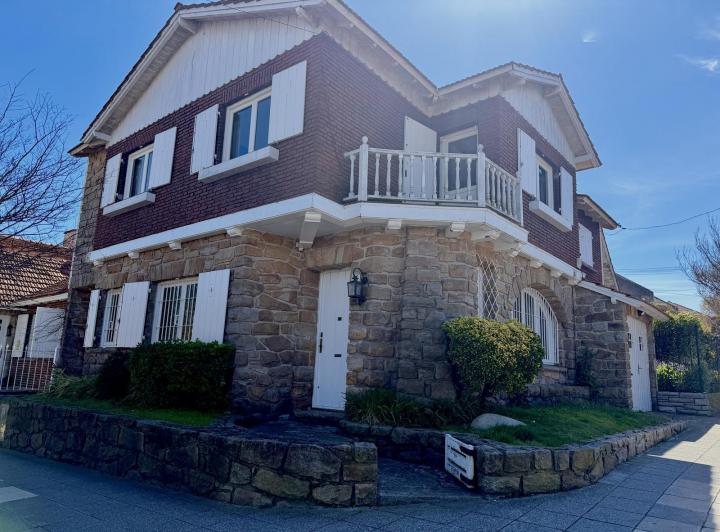 Casa · 170m² · 4 Ambientes · 1 Cochera