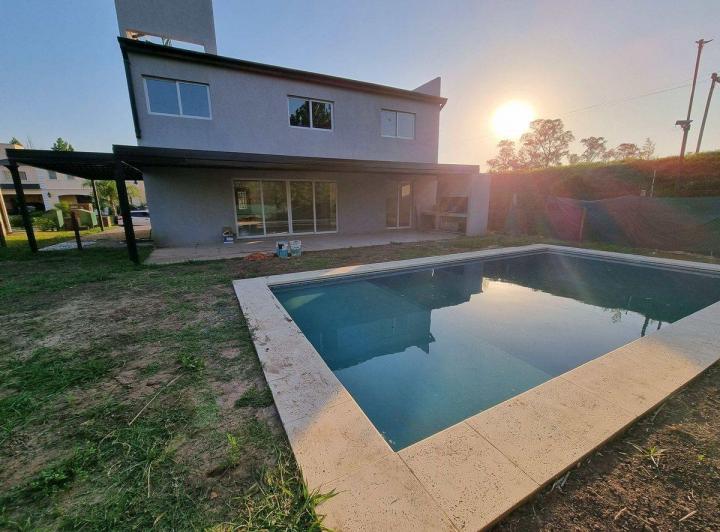 Casa · 220m² · 4 Ambientes · 2 Cocheras