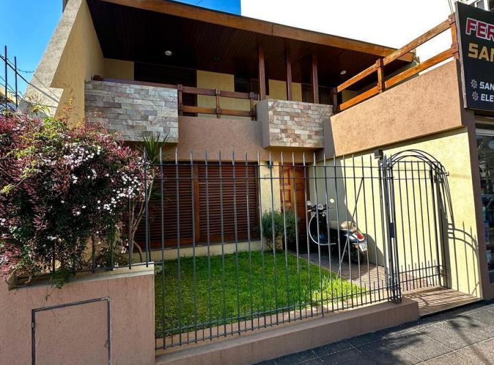 Casa · 250m² · 5 Ambientes · 1 Cochera