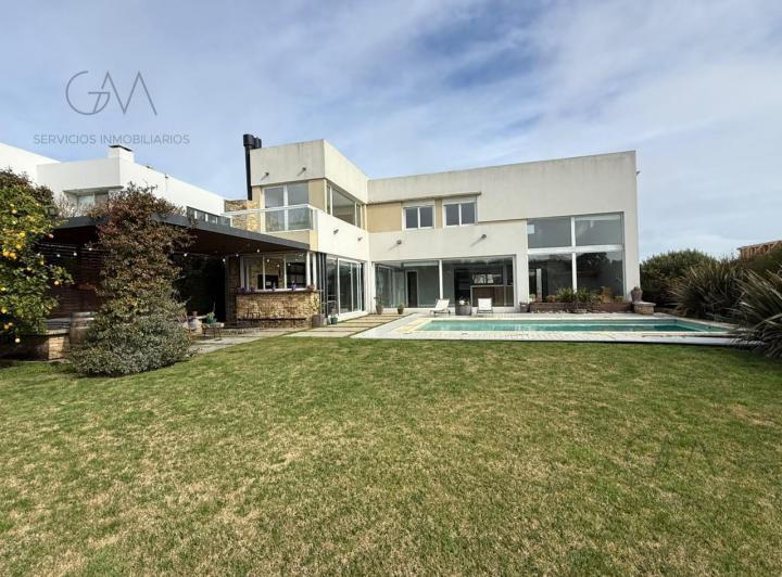 Casa · 280m² · 5 Ambientes · 1 Cochera